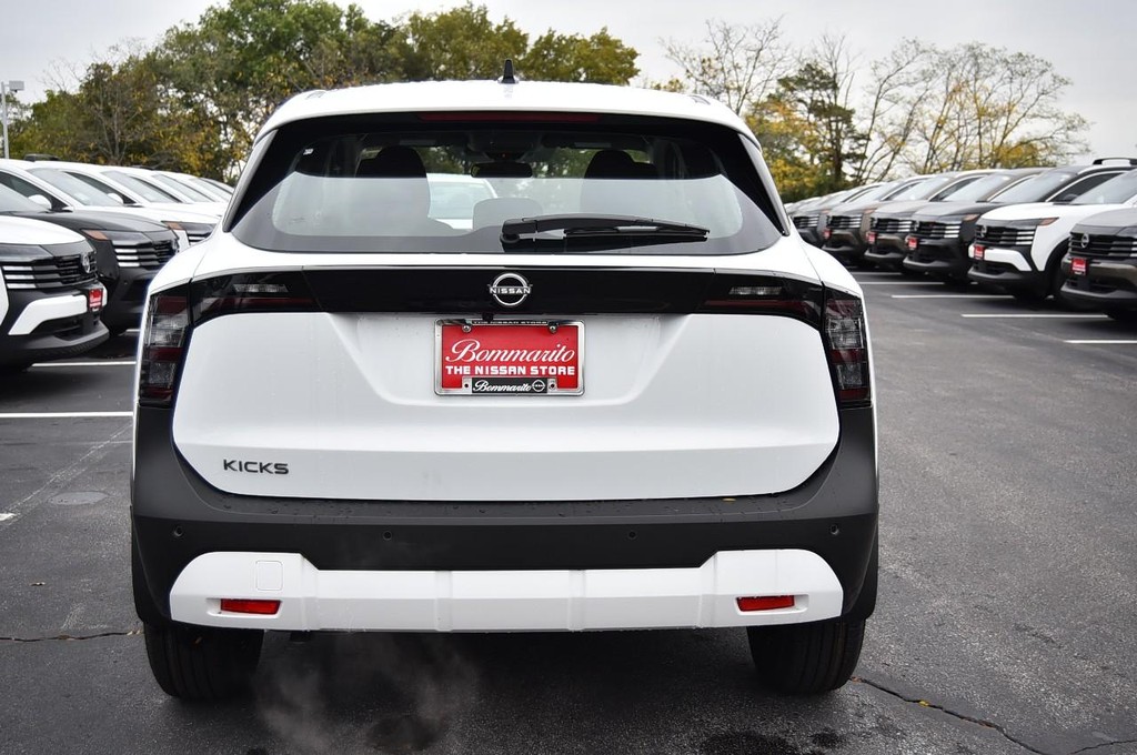 Nissan Kicks Vehicle Image 06