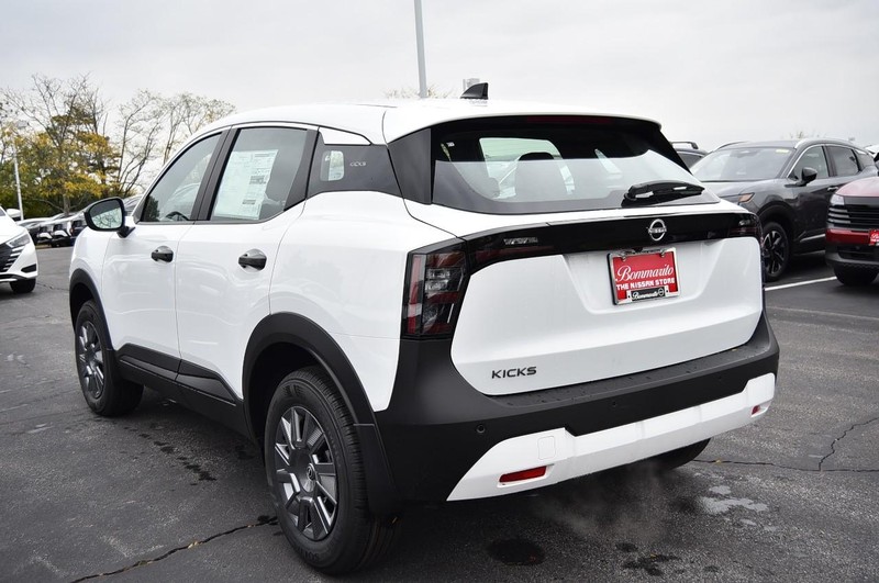 Nissan Kicks Vehicle Full-screen Gallery Image 7