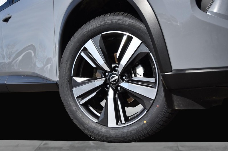 Nissan Rogue Vehicle Full-screen Gallery Image 3