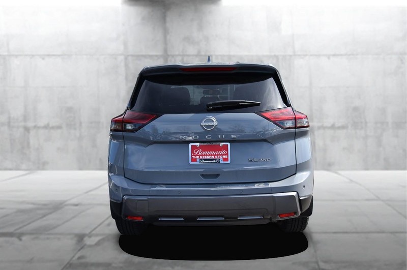 Nissan Rogue Vehicle Full-screen Gallery Image 6