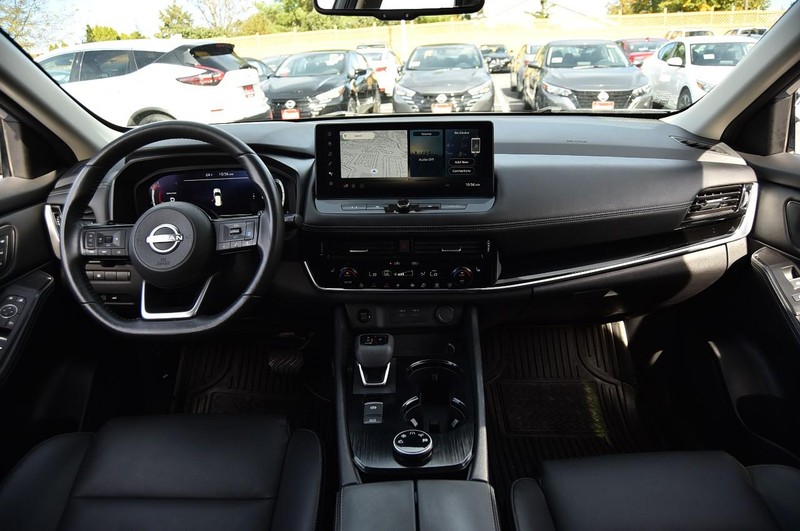 Nissan Rogue Vehicle Full-screen Gallery Image 8