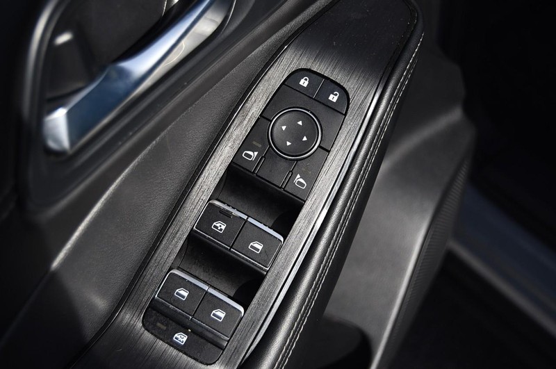 Nissan Rogue Vehicle Full-screen Gallery Image 9