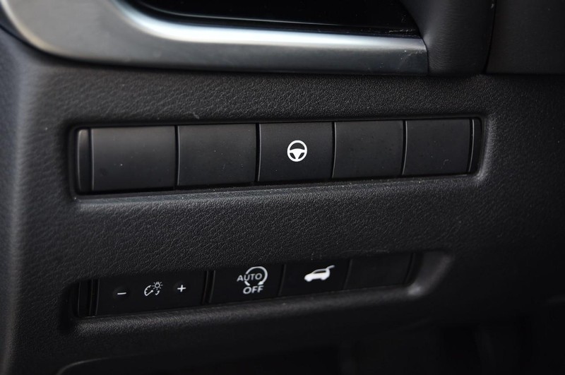 Nissan Rogue Vehicle Full-screen Gallery Image 12