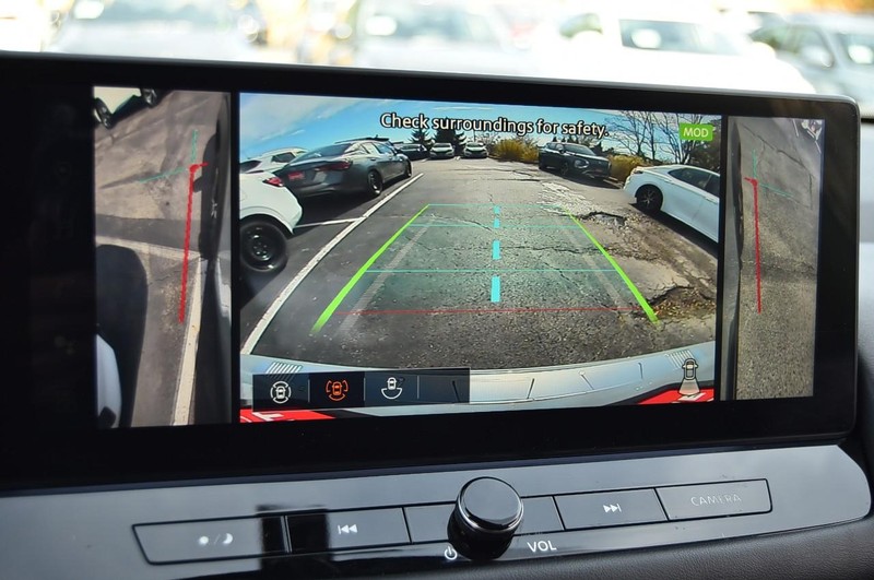 Nissan Rogue Vehicle Full-screen Gallery Image 15