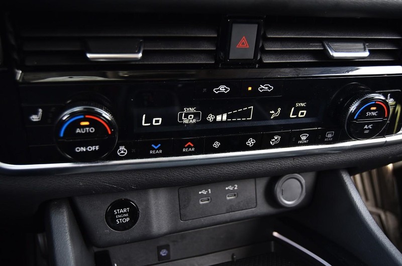 Nissan Rogue Vehicle Full-screen Gallery Image 18