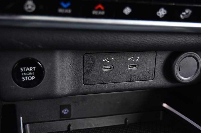 Nissan Rogue Vehicle Full-screen Gallery Image 19