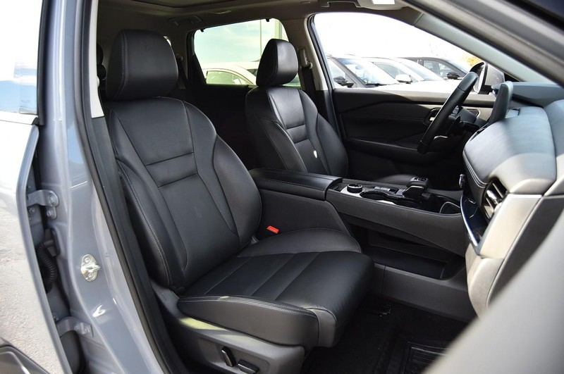 Nissan Rogue Vehicle Full-screen Gallery Image 23