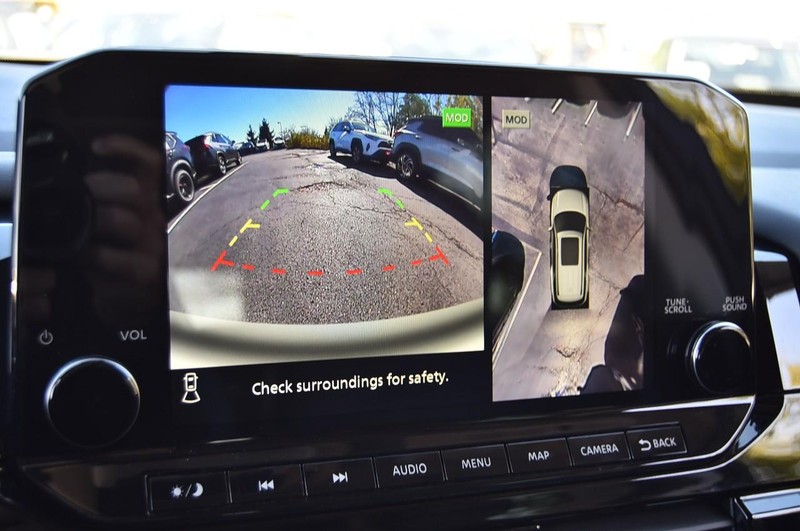Nissan Pathfinder Vehicle Image 13