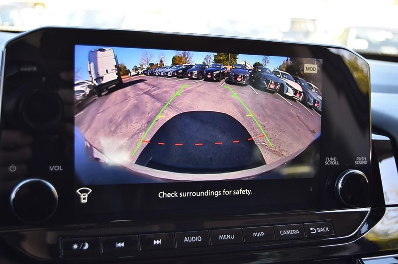 Nissan Pathfinder Vehicle Image 16