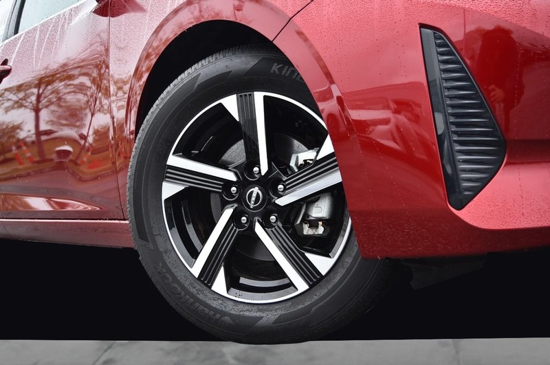 Nissan Sentra Vehicle Full-screen Gallery Image 3