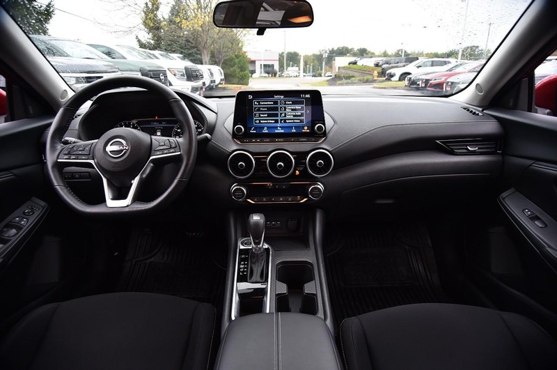 Nissan Sentra Vehicle Full-screen Gallery Image 8