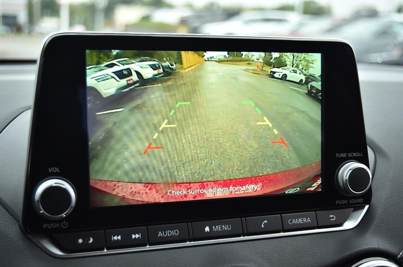 Nissan Sentra Vehicle Full-screen Gallery Image 13