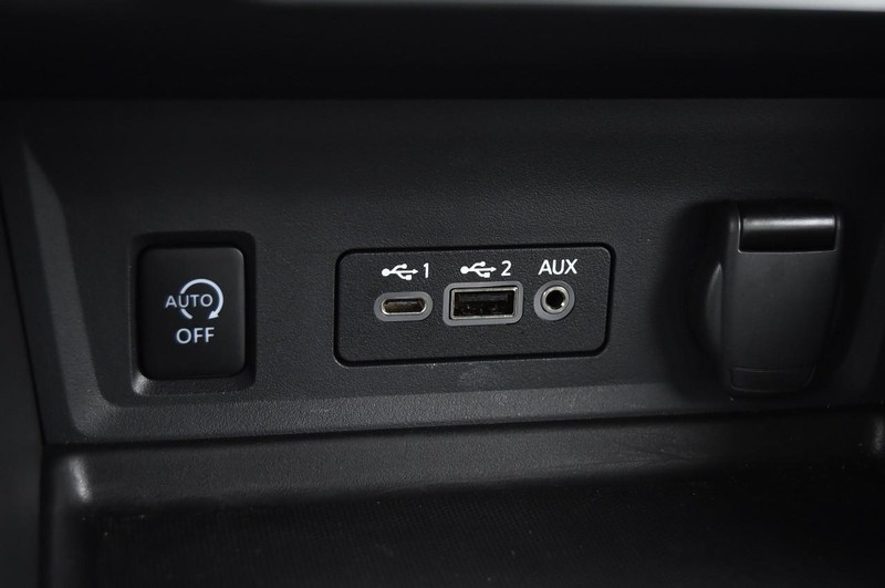 Nissan Sentra Vehicle Full-screen Gallery Image 16