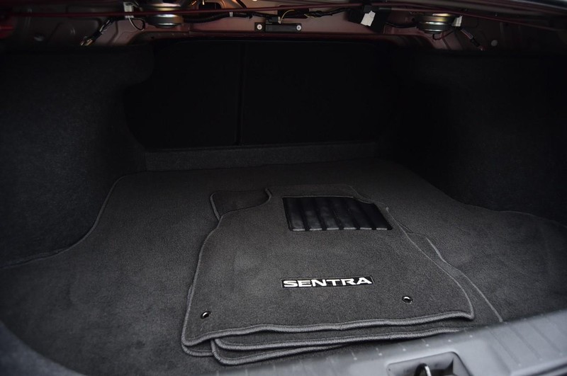 Nissan Sentra Vehicle Full-screen Gallery Image 23