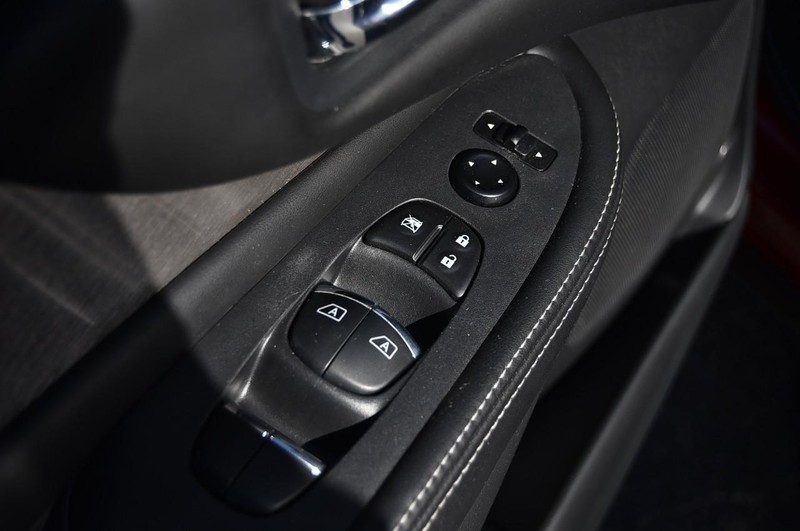 Nissan Murano Vehicle Full-screen Gallery Image 9