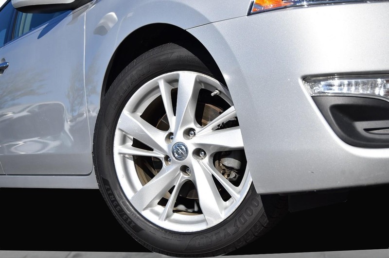 Nissan Altima Vehicle Image 03