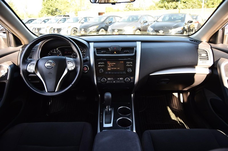 Nissan Altima Vehicle Image 08