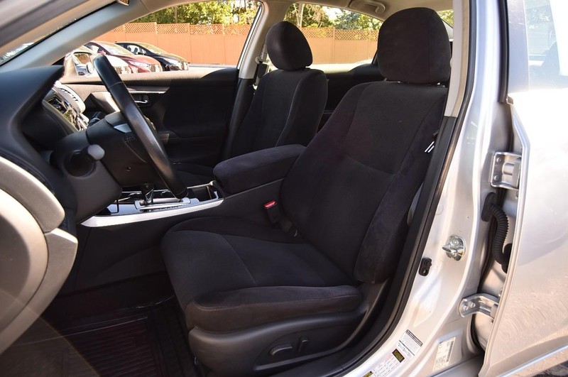Nissan Altima Vehicle Image 18