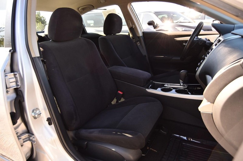 Nissan Altima Vehicle Image 19