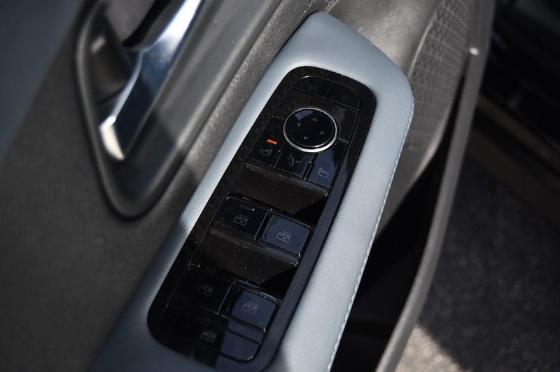 Nissan ARIYA Vehicle Full-screen Gallery Image 9