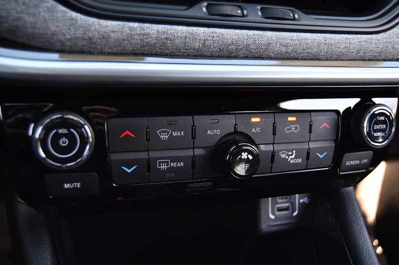 Jeep Compass Vehicle Image 15