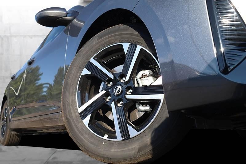 Nissan Sentra Vehicle Full-screen Gallery Image 3