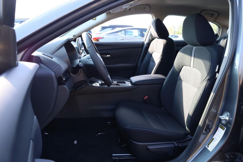 Nissan Sentra Vehicle Full-screen Gallery Image 8