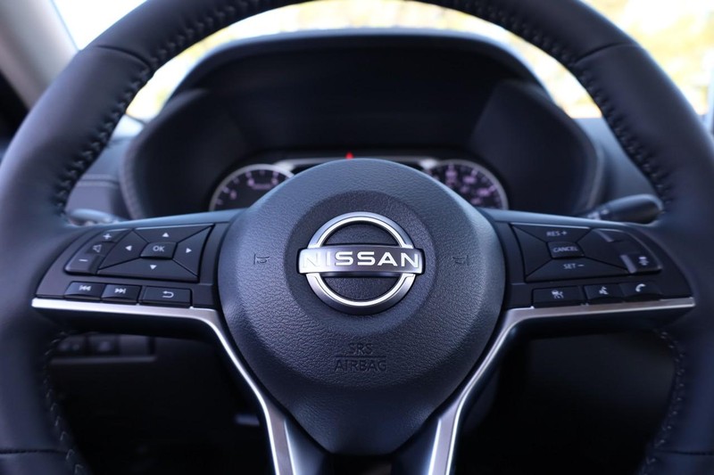 Nissan Sentra Vehicle Full-screen Gallery Image 9