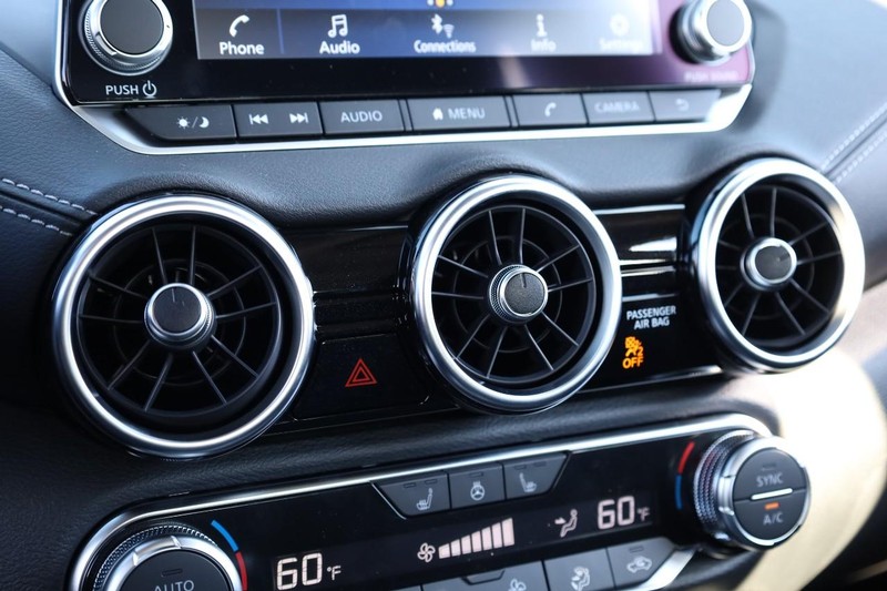 Nissan Sentra Vehicle Full-screen Gallery Image 13