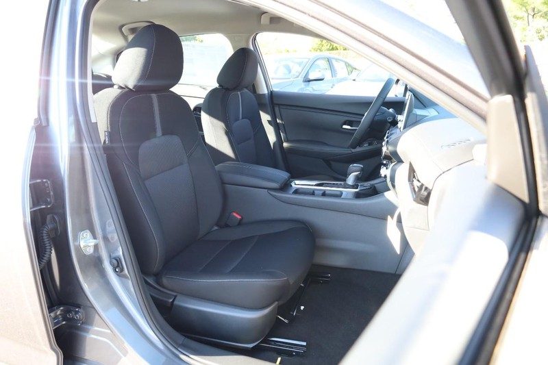 Nissan Sentra Vehicle Full-screen Gallery Image 24