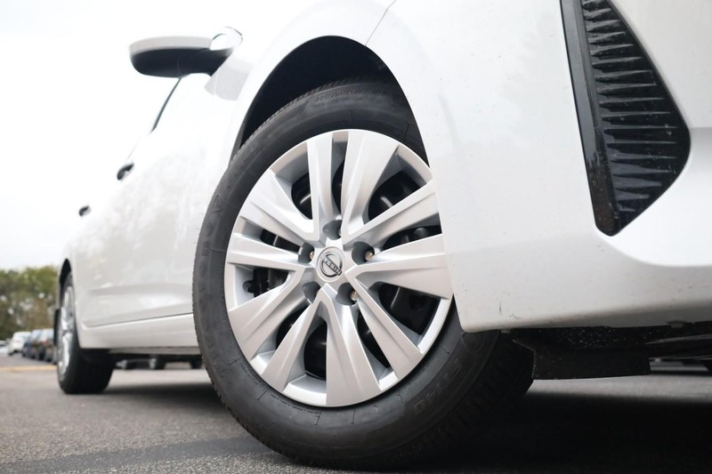 Nissan Sentra Vehicle Full-screen Gallery Image 3