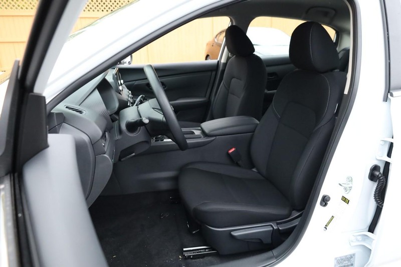 Nissan Sentra Vehicle Full-screen Gallery Image 8