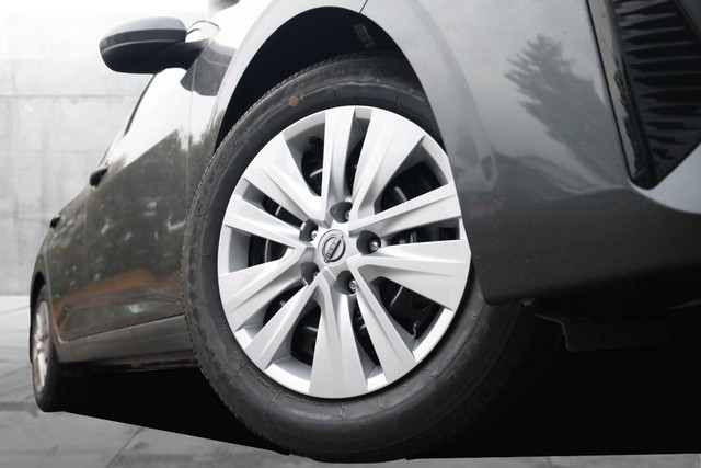 Nissan Sentra Vehicle Image 03