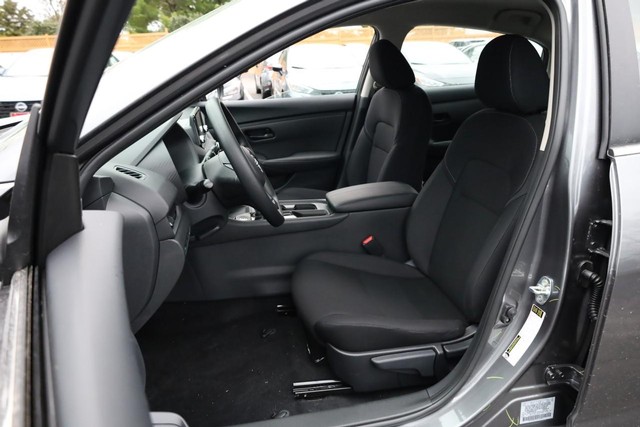 Nissan Sentra Vehicle Image 08