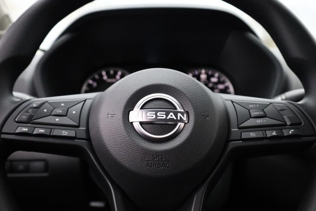 Nissan Sentra Vehicle Image 09