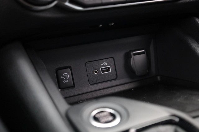 Nissan Sentra Vehicle Image 15