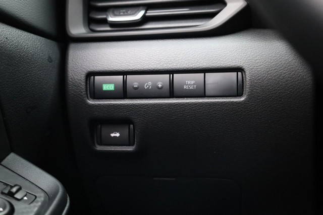 Nissan Sentra Vehicle Image 19