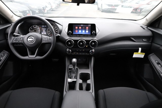 Nissan Sentra Vehicle Image 21