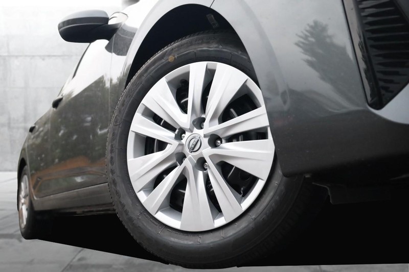 Nissan Sentra Vehicle Full-screen Gallery Image 3