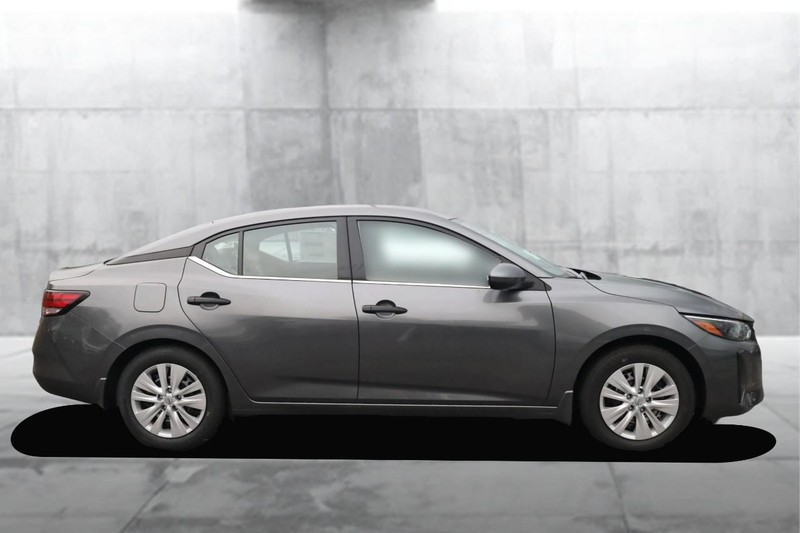 Nissan Sentra Vehicle Full-screen Gallery Image 5