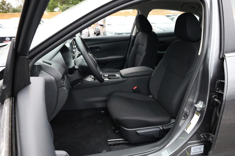 Nissan Sentra Vehicle Full-screen Gallery Image 8