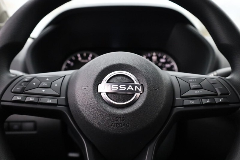 Nissan Sentra Vehicle Full-screen Gallery Image 9