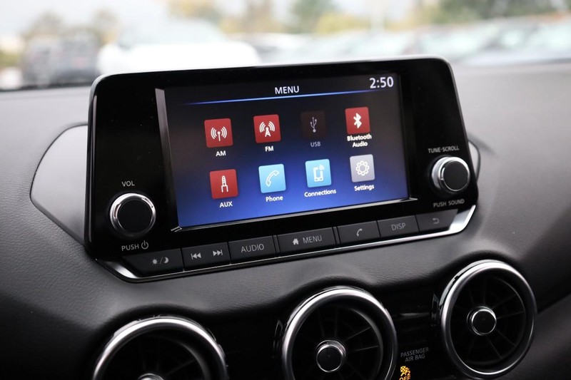 Nissan Sentra Vehicle Full-screen Gallery Image 11