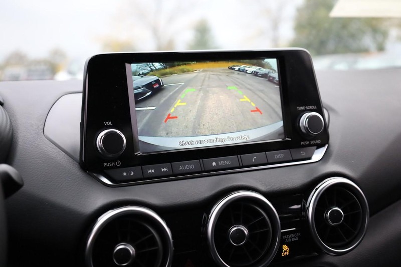 Nissan Sentra Vehicle Full-screen Gallery Image 12