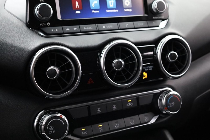 Nissan Sentra Vehicle Full-screen Gallery Image 13