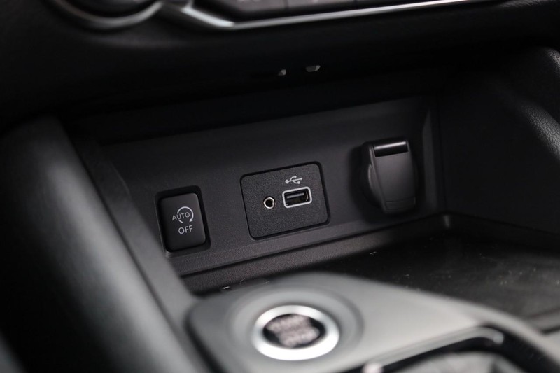 Nissan Sentra Vehicle Full-screen Gallery Image 15