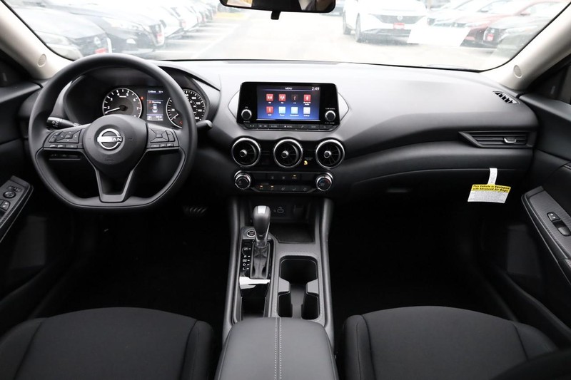 Nissan Sentra Vehicle Full-screen Gallery Image 21