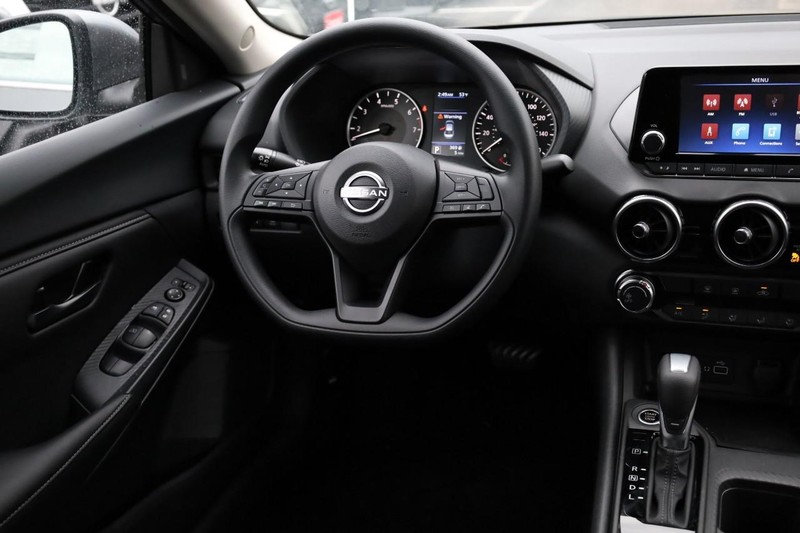 Nissan Sentra Vehicle Full-screen Gallery Image 22