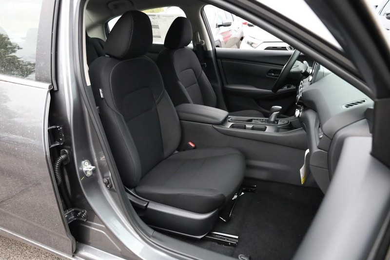 Nissan Sentra Vehicle Full-screen Gallery Image 23