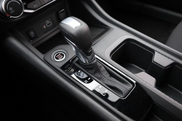 Nissan Sentra Vehicle Image 16